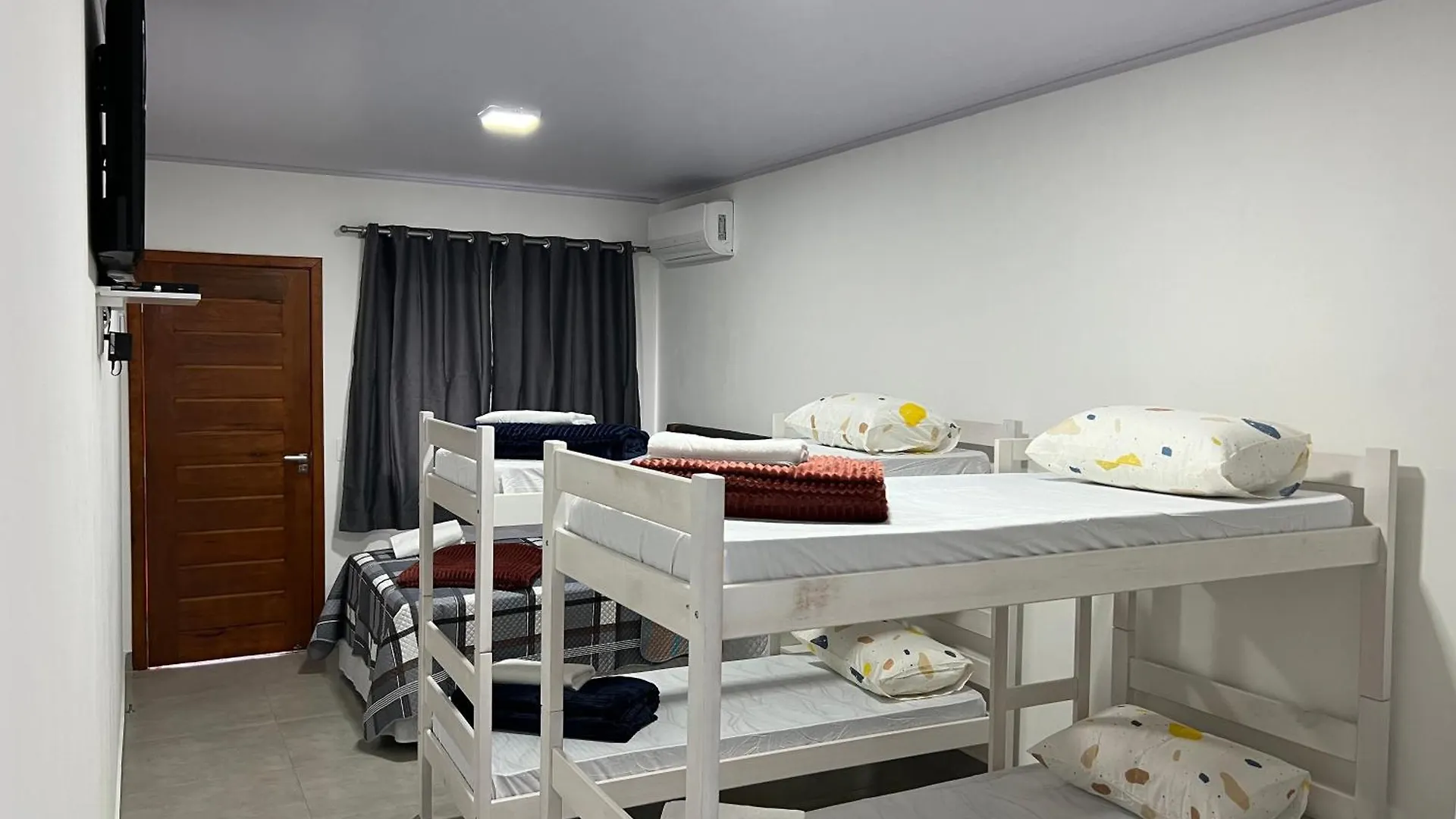 Quarto em Acomodações Particulares Pousada Suite Suzena Penha  Brasil