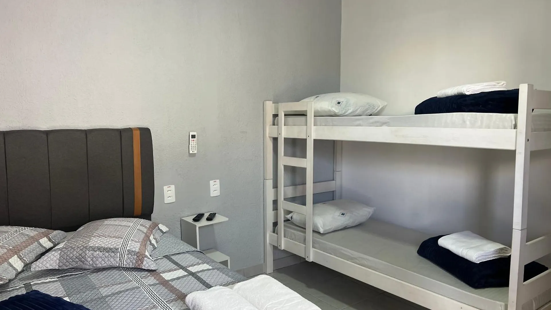 Quarto em Acomodações Particulares Pousada Suite Suzena Penha  Brasil