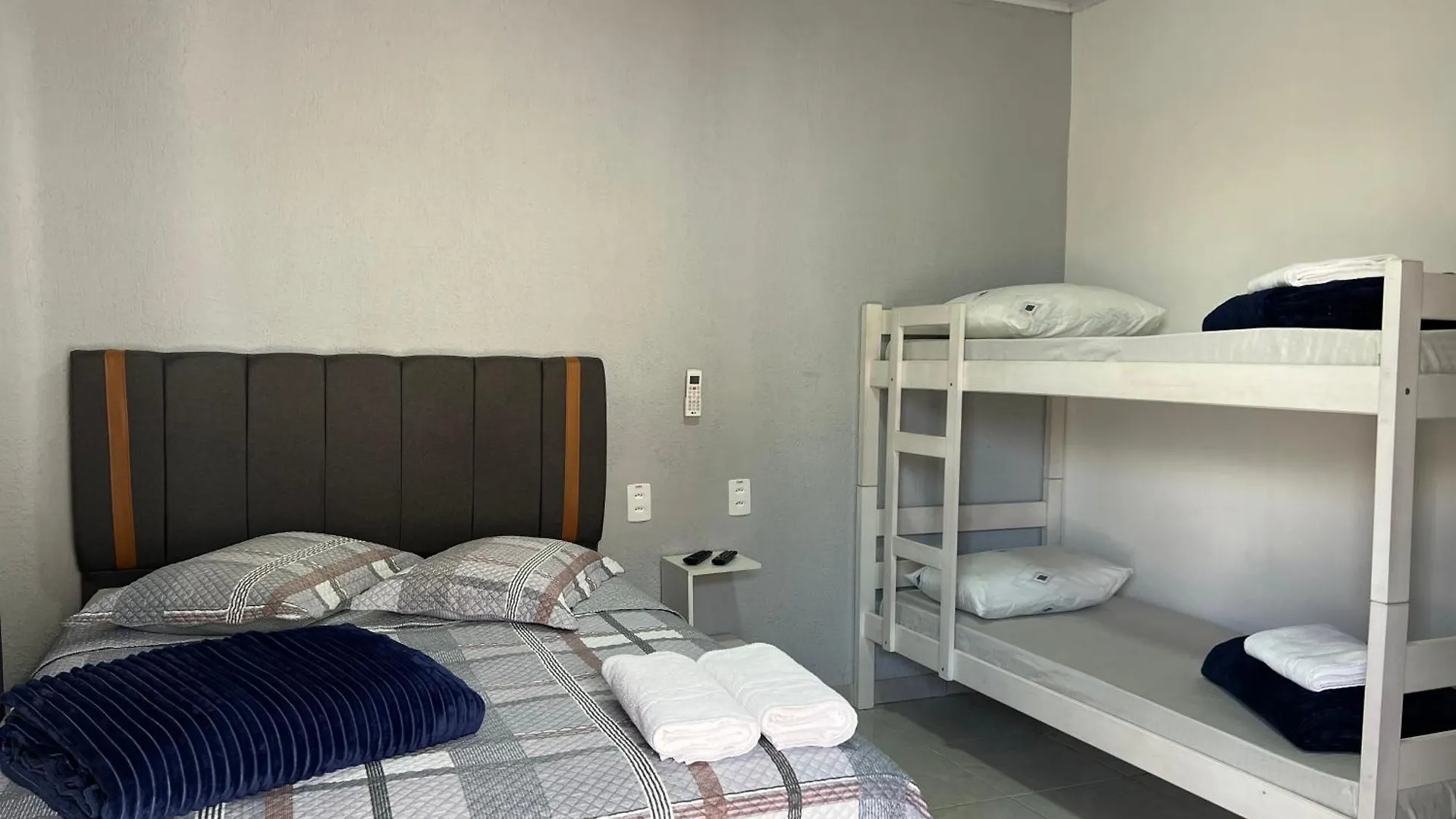 Quarto em Acomodações Particulares Pousada Suite Suzena Penha  Brasil
